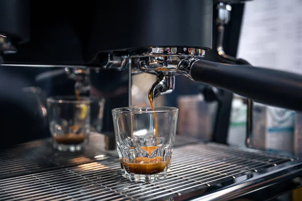 El proceso de preparación de café expreso en una máquina de café profesional, primer plano. — Foto de Stock