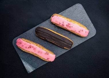 Çikolata ve böğürtlen ekleri- yakın plan siyah arka plan.