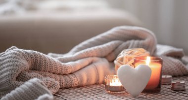 Samimi sevgililer günü geçmişi bir mum ve dekoratif bir kalple.