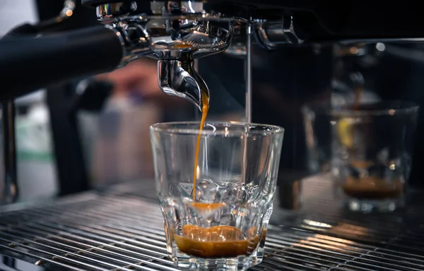 Profesyonel bir kahve makinesinde espresso hazırlama süreci, yakın plan..