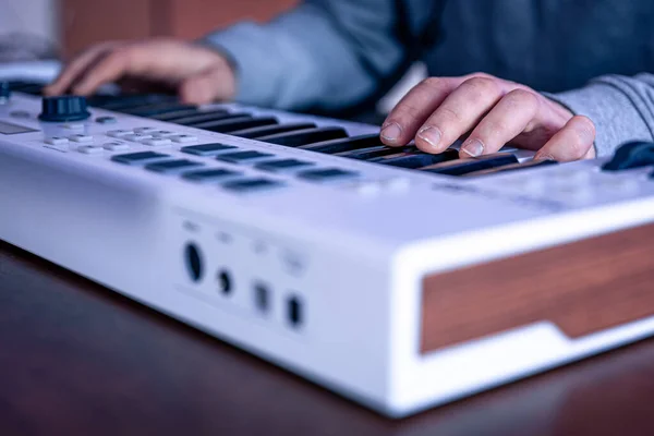 Close-up, mannelijke handen spelen op het midi toetsenbord. — Stockfoto