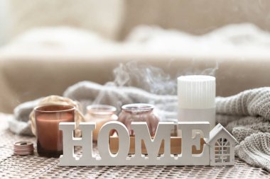 Bulanık arkaplanda mumlarla dekoratif sözcük evini kapat.