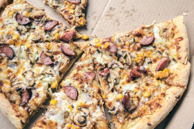 Yakın çekim, iştah açıcı pizza dilimleri, yemek arkaplanı.