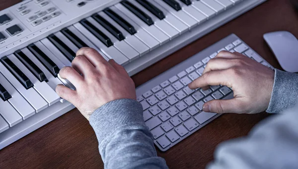 男性音乐家利用电脑、键盘、音乐工作场所创作音乐. — 图库照片