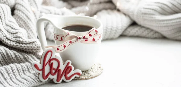 Feestelijke samenstelling met een kopje en decordetails voor Valentijnsdag. — Stockfoto