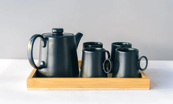 Tetera y tazas, un juego de platos para tomar el té en una bandeja de madera. —  Fotos de Stock