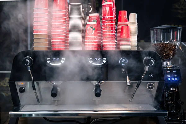 Vapor de una máquina de café, una máquina de café profesional en una cafetería. — Foto de Stock