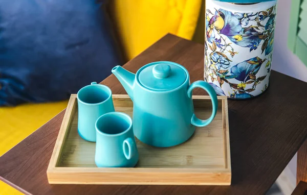 Tetera y dos tazas azules en la mesa, vista superior. — Foto de Stock