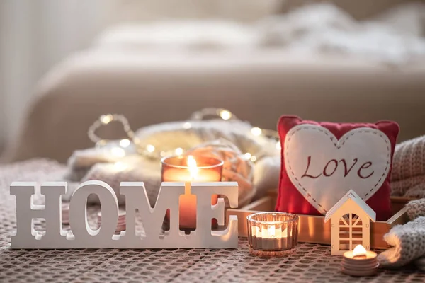 Aconchegante Dia dos Namorados fundo com uma vela e um coração decorativo. — Fotografia de Stock