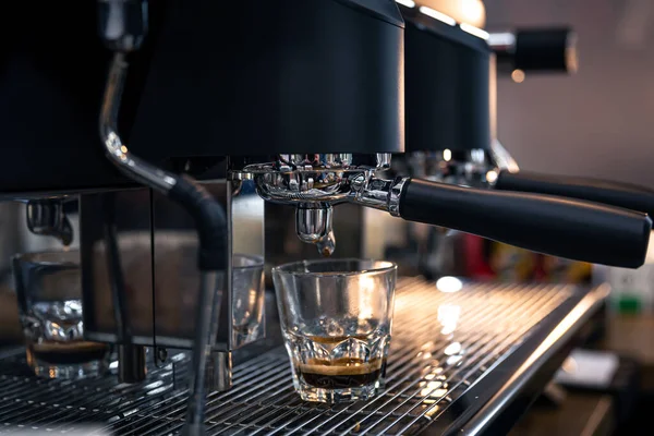 El proceso de preparación de café expreso en una máquina de café profesional, primer plano. — Foto de Stock