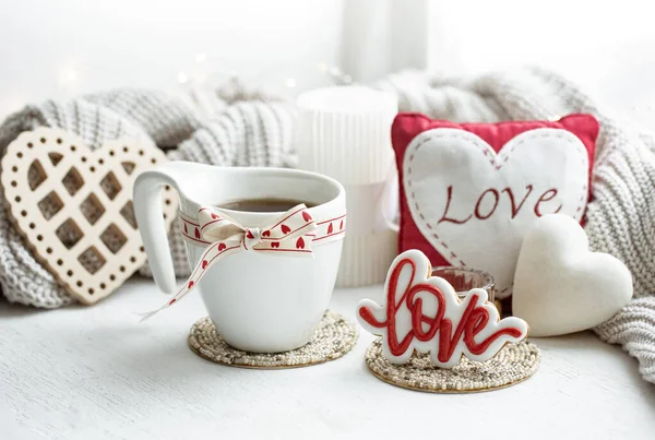 Ünnepi kompozíció egy csésze és dekoráció részleteket Valentin-nap. — Stock Fotó