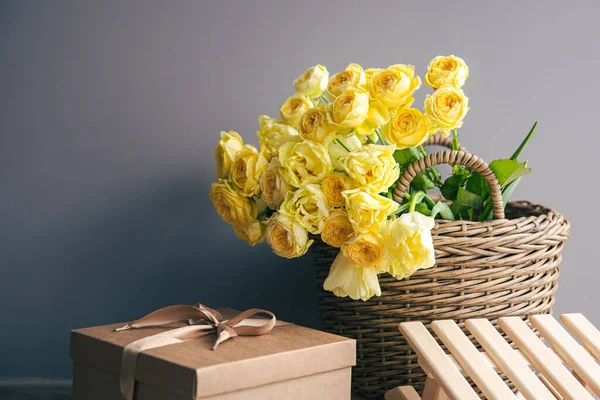 Cesta con flores amarillas y caja de regalo, espacio para copiar. — Foto de Stock
