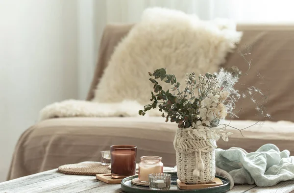 Knus huis achtergrond met gedroogde bloemen in een vaas in het interieur. — Stockfoto