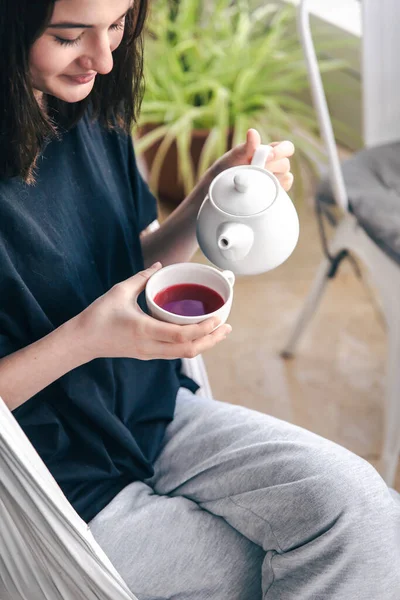 Retrato de una joven con una taza de té en un café. — Foto de Stock