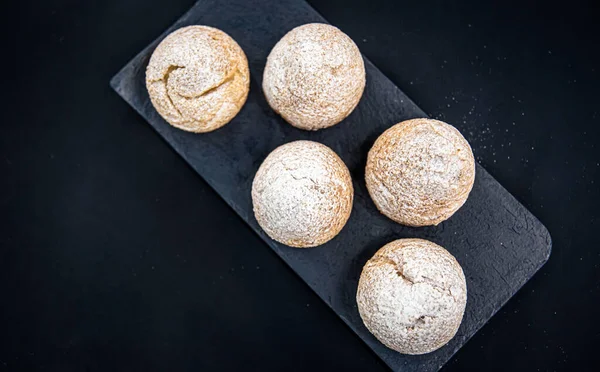 Eetlust Shu cakes op een zwarte achtergrond. — Stockfoto