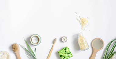 Beyaz zemin üzerinde kişisel hijyen maddeleri bulunan spa kompozisyonu izole edildi.