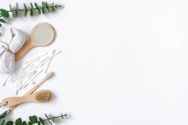 Beyaz zemin üzerinde kişisel hijyen maddeleri bulunan spa kompozisyonu izole edildi.