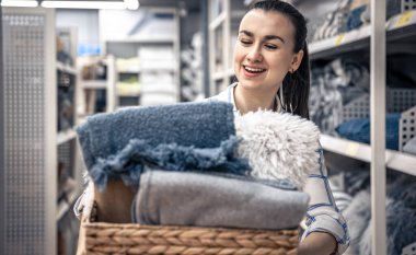 Bir sepet dolusu battaniyesi olan genç bir kadın..