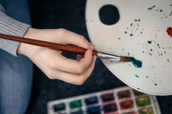 Zblízka, žena maluje paletou. — Stock fotografie