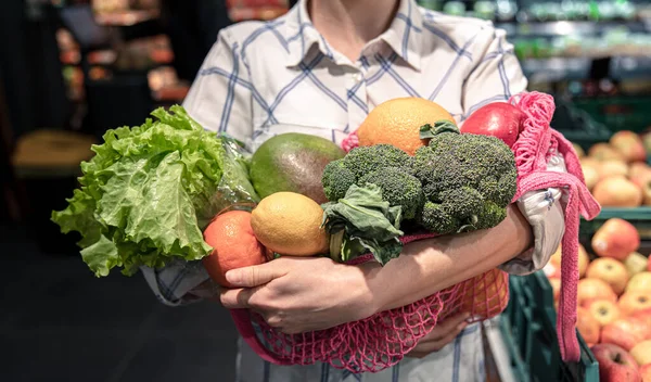 Yakın plan, meyve ve sebzeler süpermarkette bir alışveriş torbasında. — Stok fotoğraf