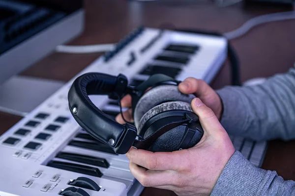 Musicista maschile crea musica utilizzando computer e tastiera, musicista sul posto di lavoro. — Foto Stock