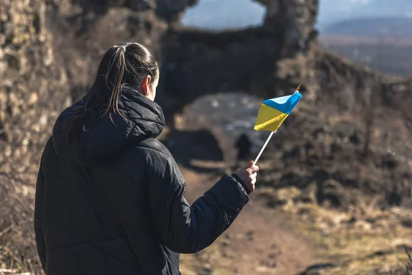 Eine junge Frau mit der Fahne der Ukraine in der Hand. — Stockfoto