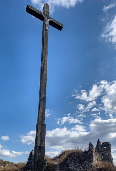 Cruz de madera con la crucifixión de Jesucristo contra el cielo. — Foto de Stock