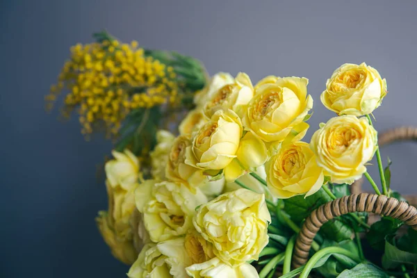Primer plano de las flores amarillas de primavera en una cesta. — Foto de Stock