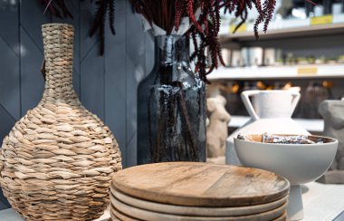 Yakın plan, bir dükkan penceresindeki ev dekorasyonu detayları.