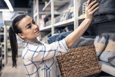 Bir sepet dolusu battaniyesi olan genç bir kadın..