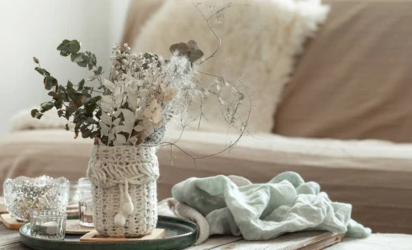 Fundo acolhedor casa com flores secas em um vaso no interior. — Fotografia de Stock