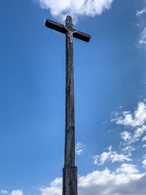 İsa 'nın çarmıha gerildiği tahta haç gökyüzüne karşı..