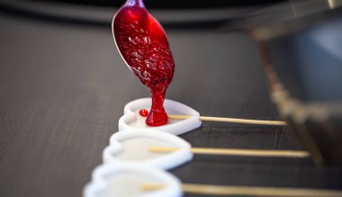 Yakın çekim, doğal malzemelerden lolipop yapma süreci..