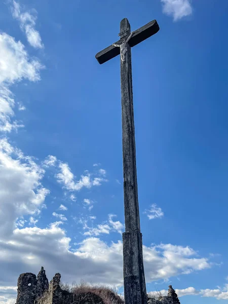 Cruz de madera con la crucifixión de Jesucristo contra el cielo. — Foto de Stock