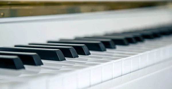 Zbliżenie białych klawiszy fortepianu, tło muzyczne. — Zdjęcie stockowe
