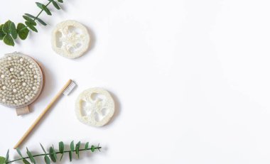 Beyaz zemin üzerinde kişisel hijyen maddeleri bulunan spa kompozisyonu izole edildi.