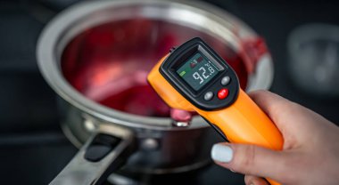 Endüksiyon fırınında meyve jölesi yapma süreci.