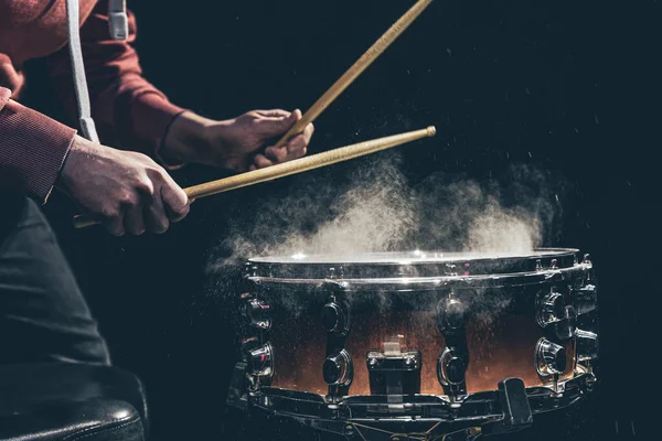 Trumslagarnas händer håller i trumpinnar och spelar på trumman.. — Stockfoto