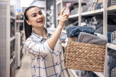 Bir sepet dolusu battaniyesi olan genç bir kadın..