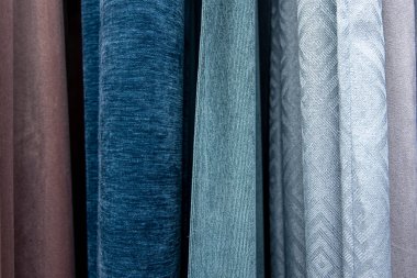 Yakın plan, arka plan, mavi tonlardaki kumaşlar.