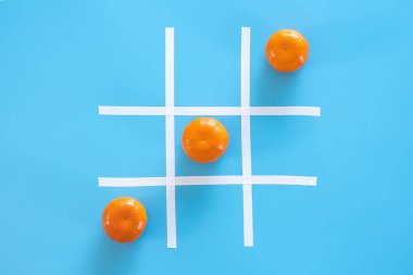 Mavi arka planda mandalinalar, düz yatış, vitamin konsepti.