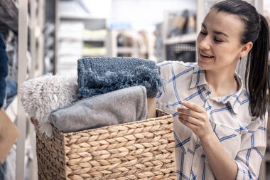 Bir sepet dolusu battaniyesi olan genç bir kadın..