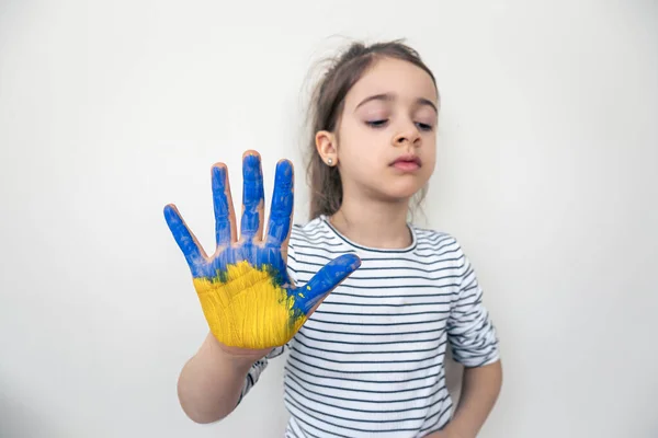 Childs manos pintadas en Ucrania colores de la bandera. — Foto de Stock