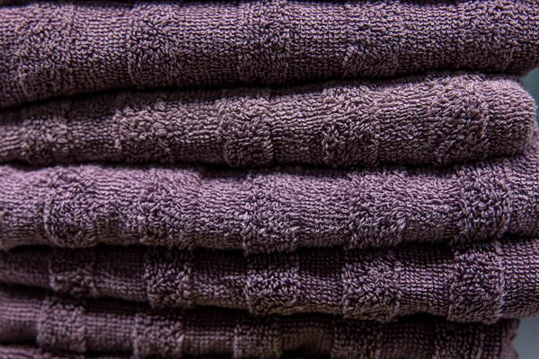 Toallas de baño violetas texturizadas apiladas de cerca. — Foto de Stock