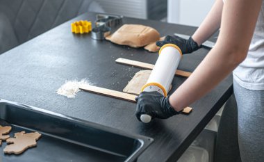 Yakın plan, el yapımı zencefilli ekmek yapma süreci.