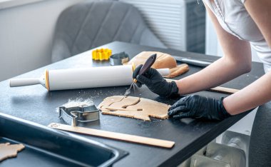 Yakın plan, el yapımı zencefilli ekmek yapma süreci.