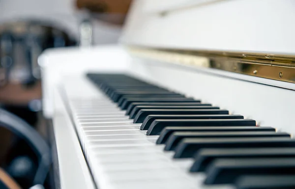 Närbild av vita pianotangenter, musikalisk bakgrund. — Stockfoto