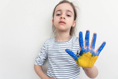 Ukrayna bayrak renklerinde Childs 'ın elleri.
