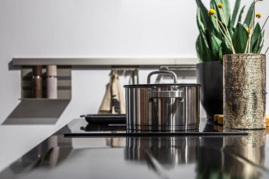 Yakın çekim, modern çelik tava mutfağın içinde..