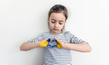 Ukrayna bayrak renklerinde Childs 'ın elleri.